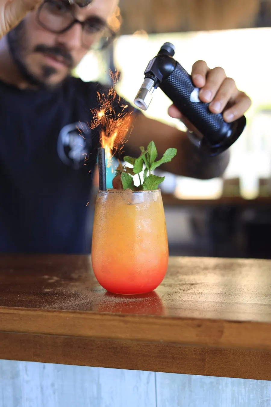 Ein Cocktail wird an der Bar zubereitet