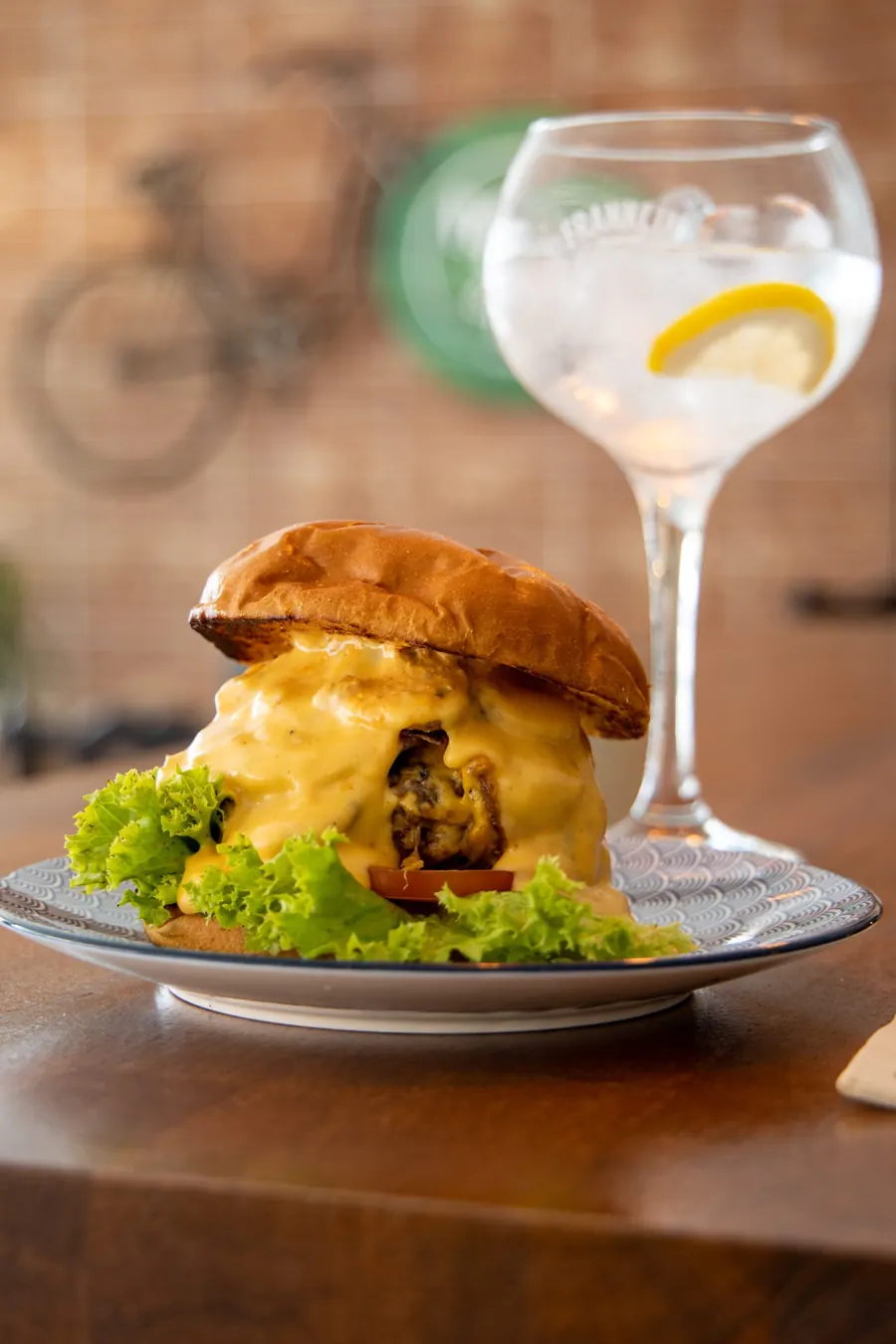 Burger mit einem Gin Tonic