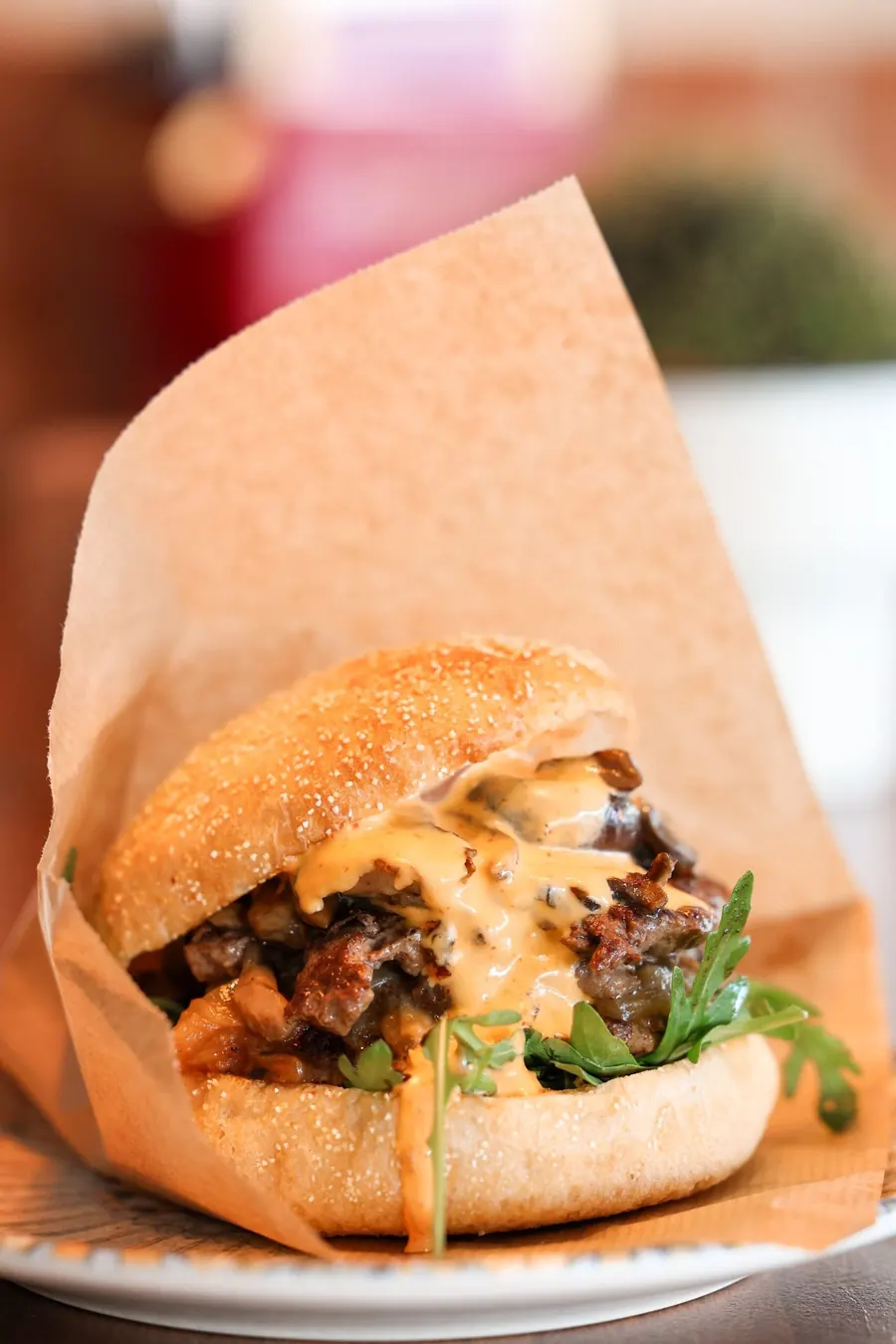 Doppelter Burger in Papier auf einem Teller