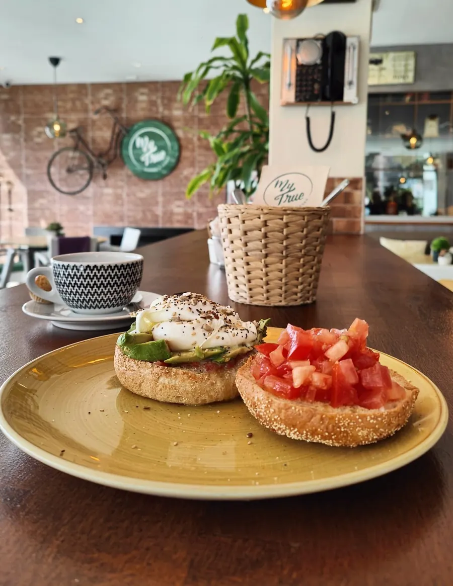 Frühstücksteller mit Eiern, Tomate und Avocado