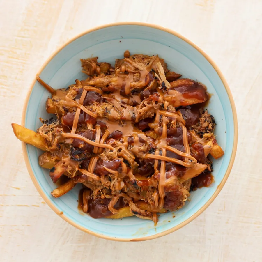 Patatas locas mit geschmolzenem Käse und Pulled Pork