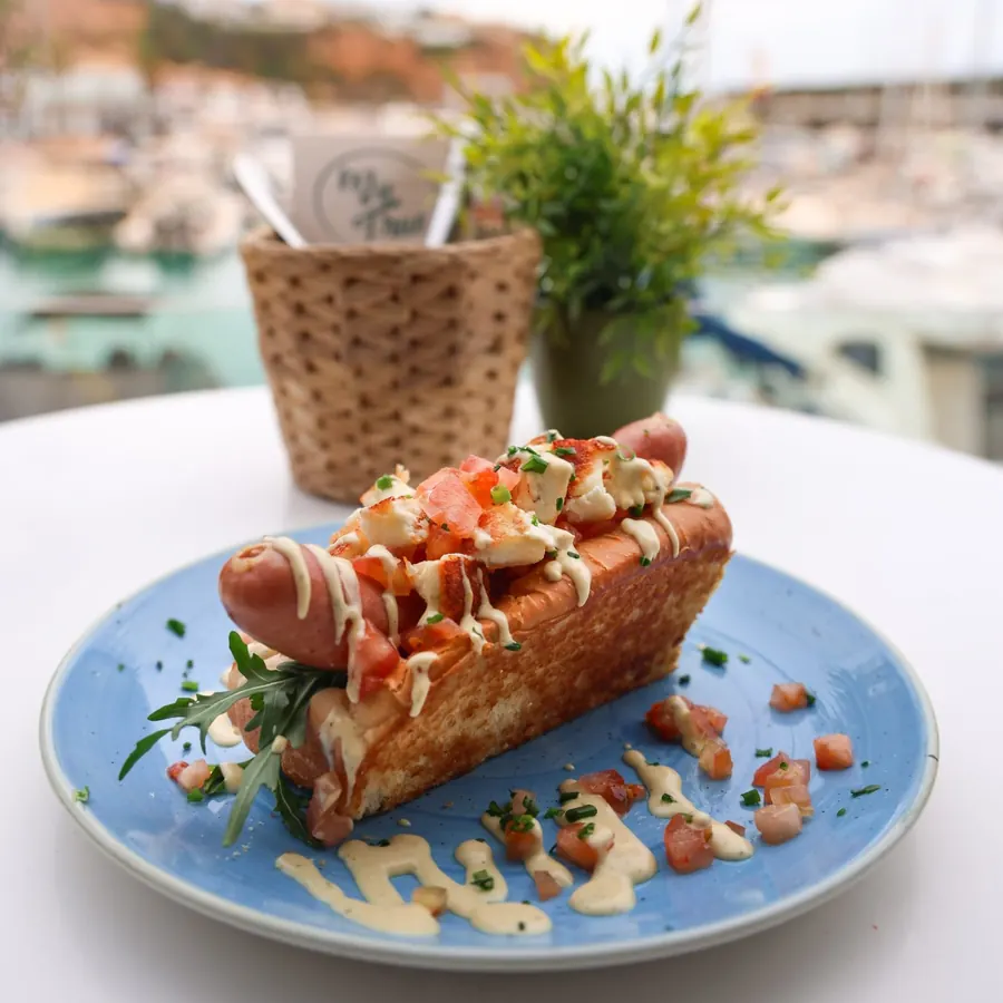 Hot Dog auf der Hafenterrasse serviert