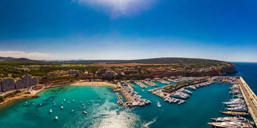 Luftaufnahme des Port Adriano mit den Liegeplätzen und der Bucht