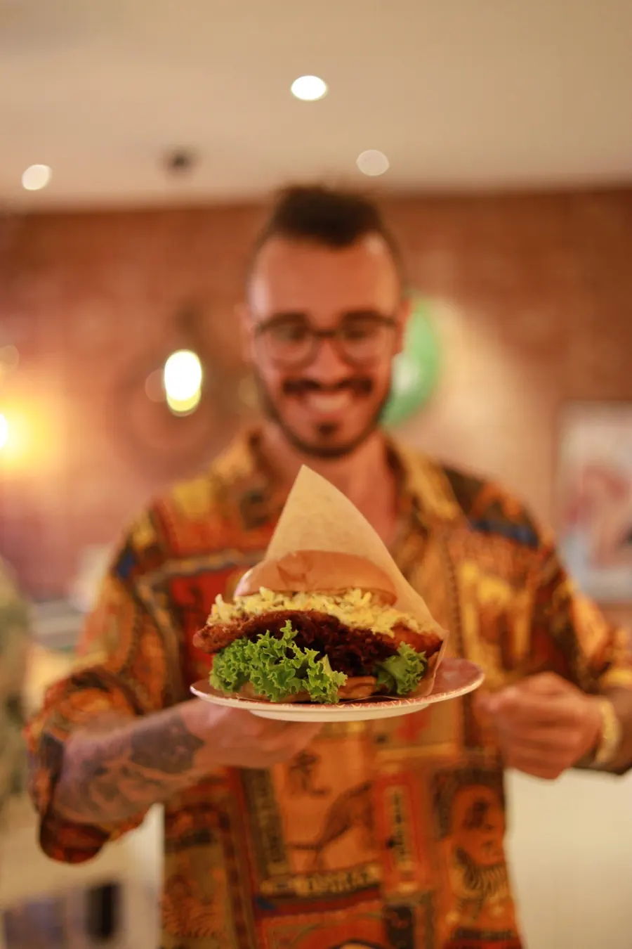Ein Kellner mit einem Burger