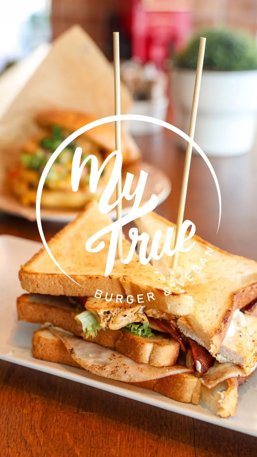 Club-Sandwich mit Pommes frites