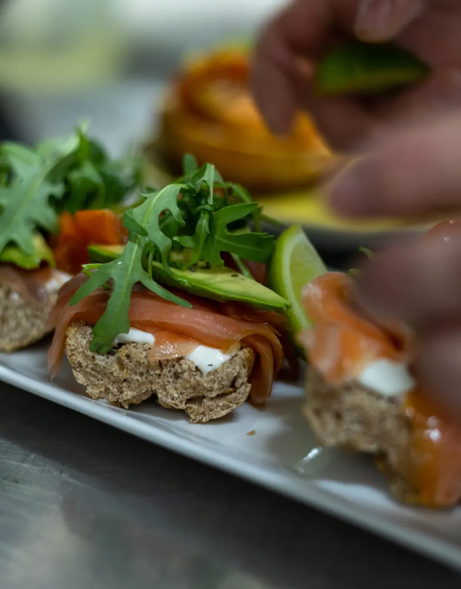 Räucherlachs-Stulle mit Avocado und Rucola