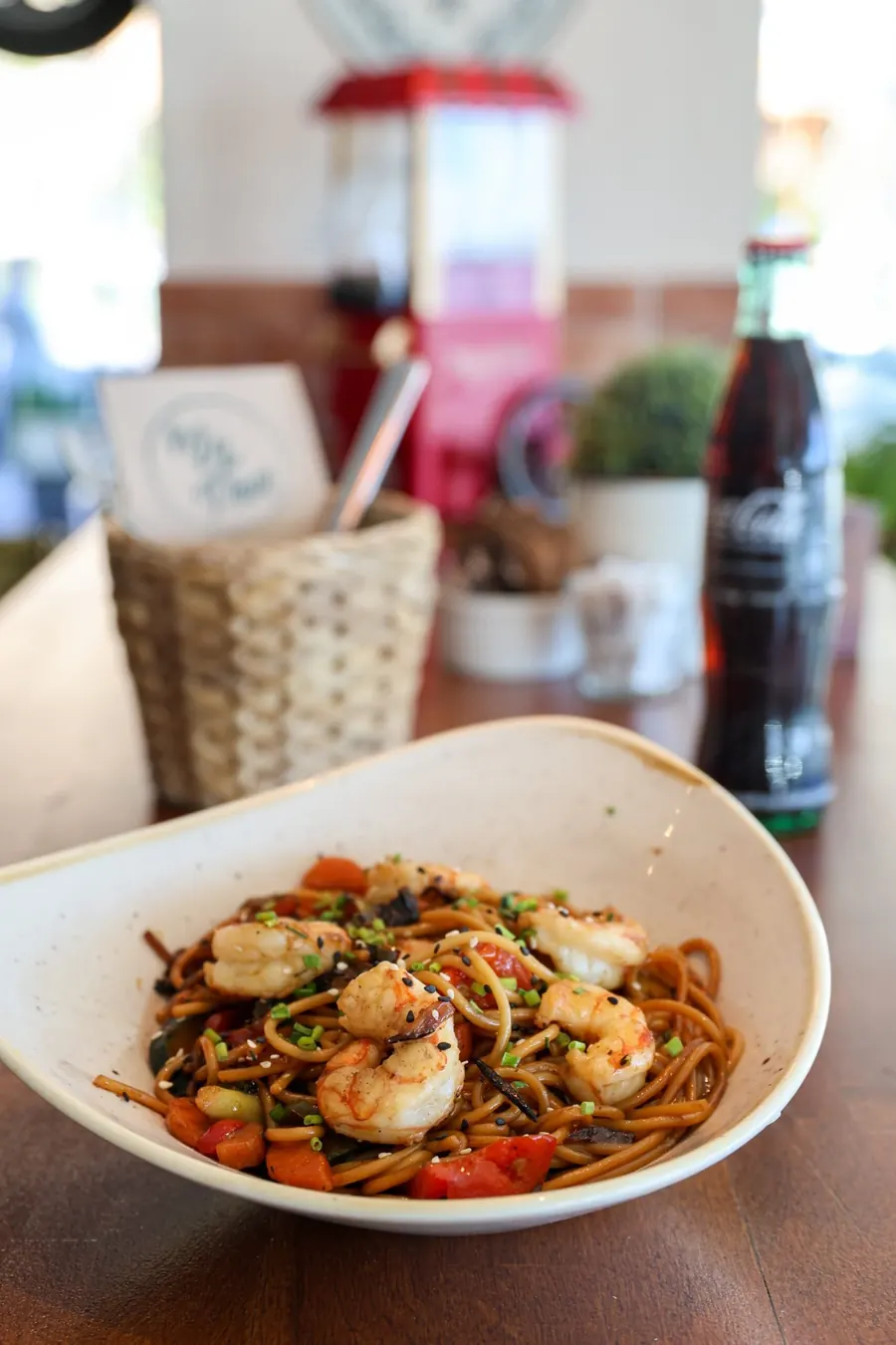 Nudel-Wok mit Gemüse und Garnelen
